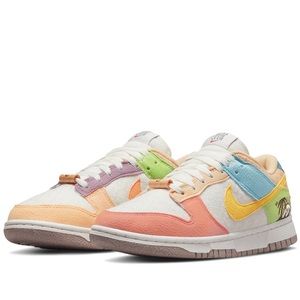 WMNS NIKE DUNK LOW SE 'SUN CLUB - MULTI-COLOR
SAIL/SANDED GOLD-LIGHT MADDER ROOT